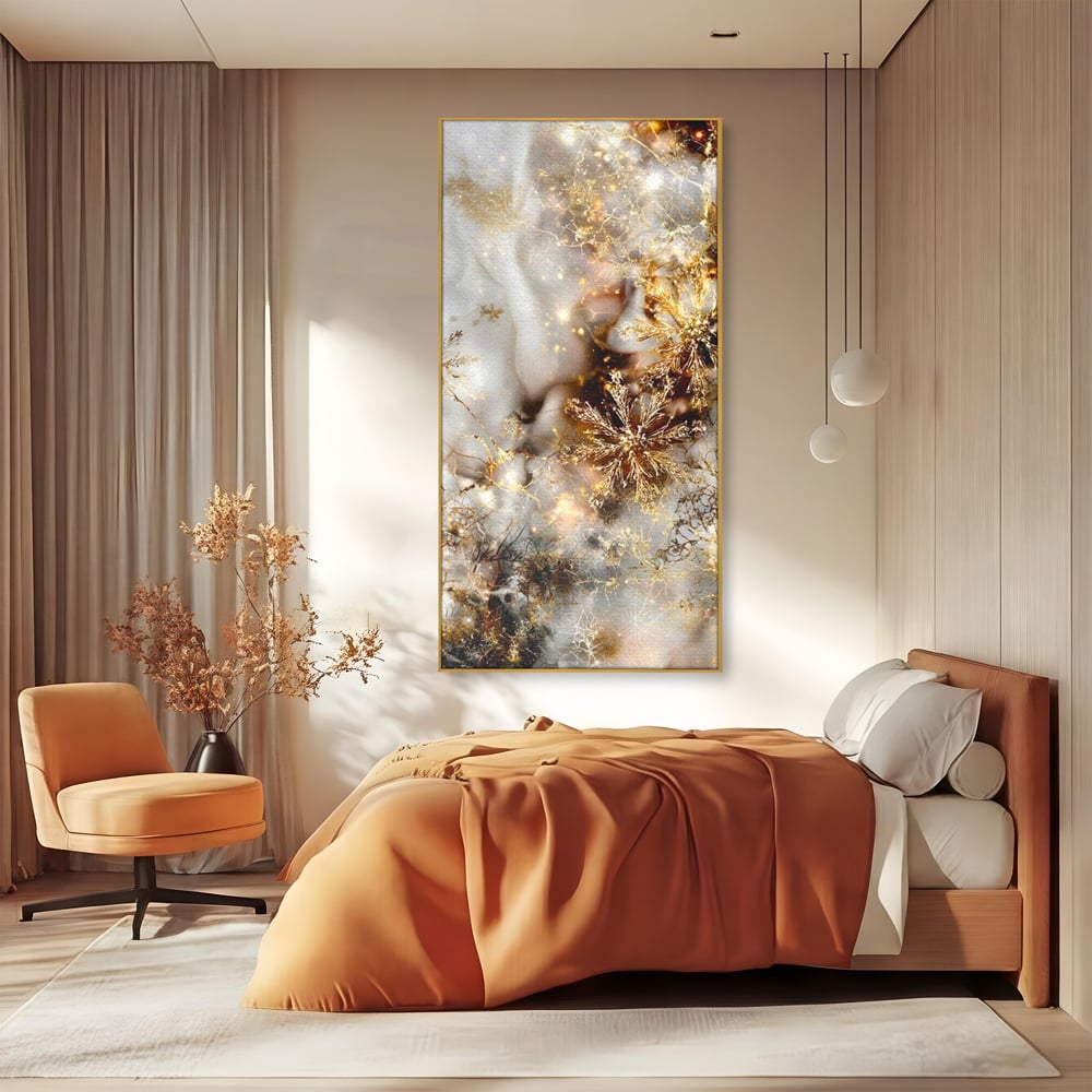 Tablou canvas cu tablou canvas cu fulgi de zapada aurii, in rama de aluminiu auriu, pe perete intr-un dormitor